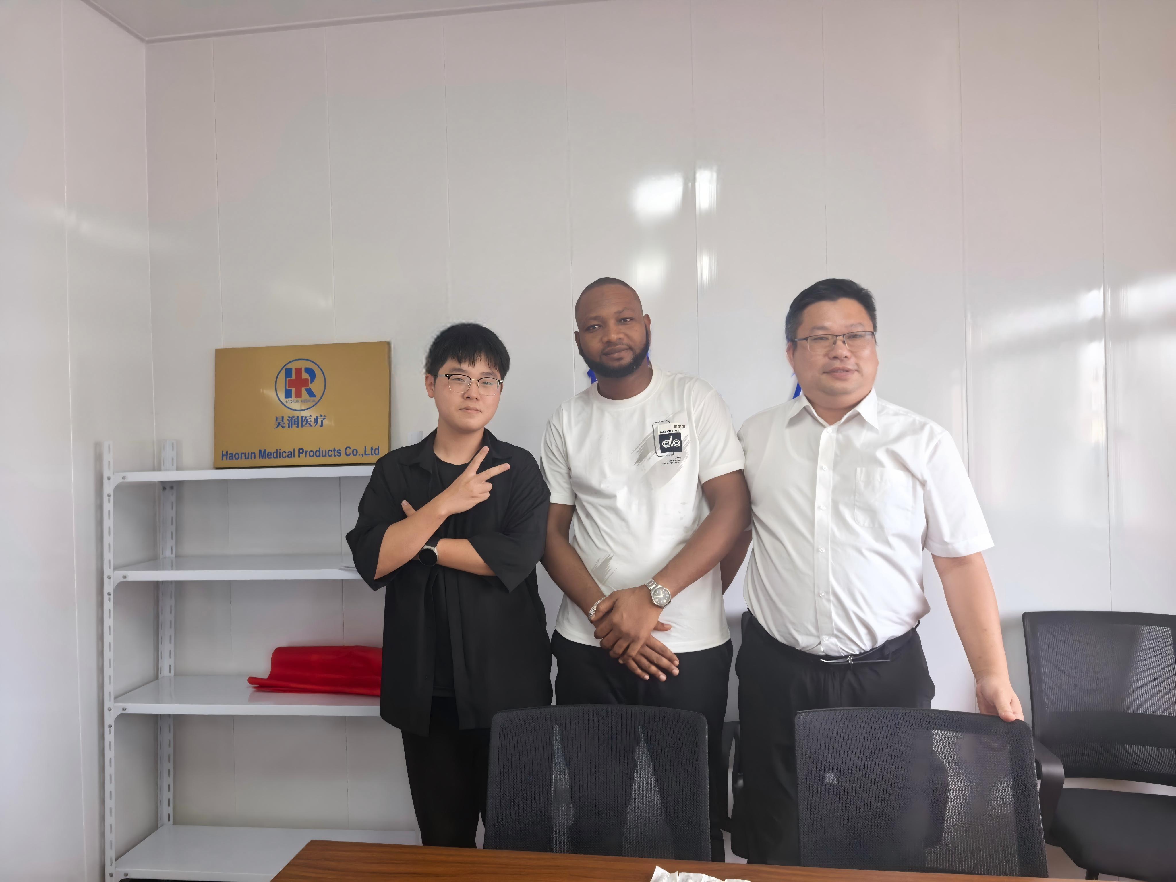Bezeroek eskaera bat egin zuten lekuan Haorun Medical fabrika bisitatu ostean.